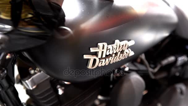 最新の伝説のハーレー ・ ダビッドソン バイク。タンクのラベル. — ストック動画