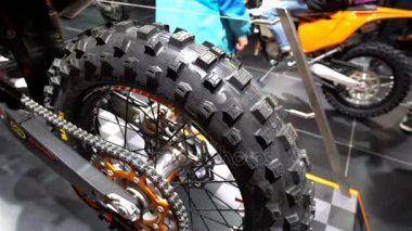 Çivili tekerlekler. Güçlü spor enduro motosiklet. Bisiklet büyük adil.