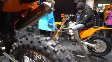 Çivili tekerlekler. Güçlü spor enduro motosiklet. Bisiklet büyük adil.