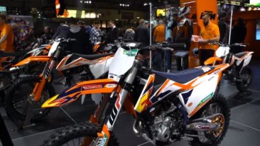 Güçlü spor enduro motosiklet. Bisiklet büyük adil.