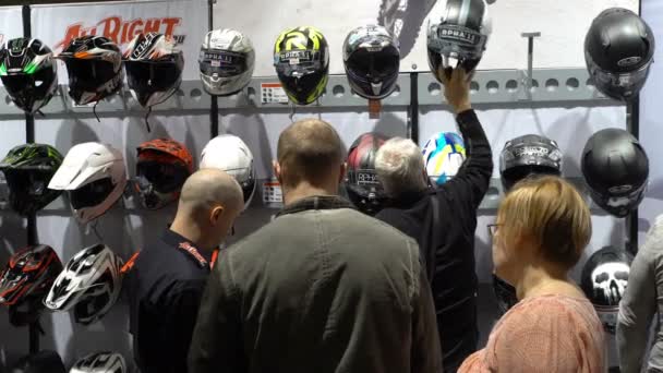 Los compradores están eligiendo cascos de motocicleta . — Vídeos de Stock