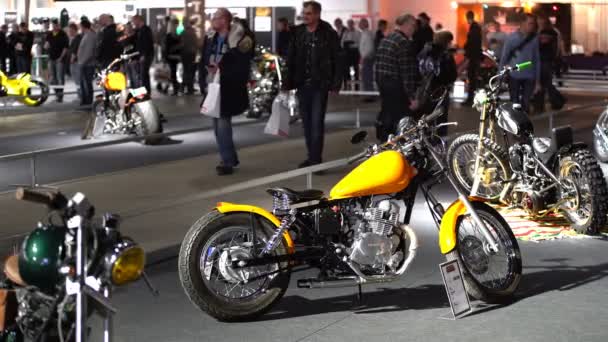 Vintage motocicletas sintonización exclusiva. Una gran feria de bicicletas . — Vídeo de stock