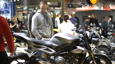 Yeni zafer motosiklet bisikletçileri deneyin. Bisiklet büyük adil.