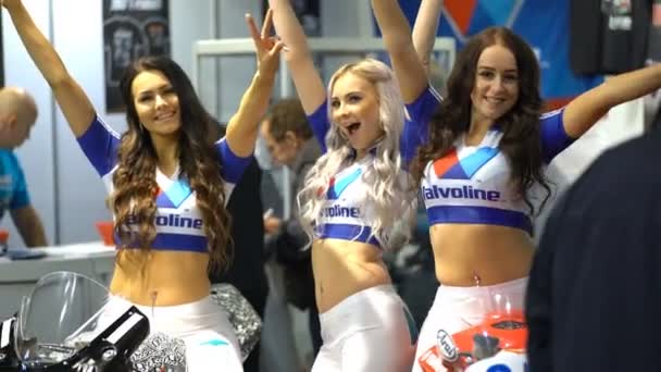 Motocykl a model dívka zobrazené na veletrhu velká kola. — Stock video