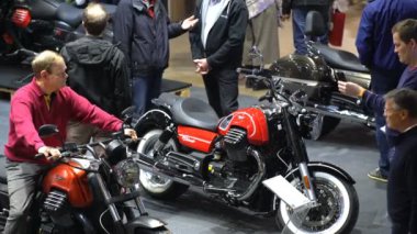 Büyük motosiklet Fuarı. Bir sürü insan Haritayı Bisikletleri.