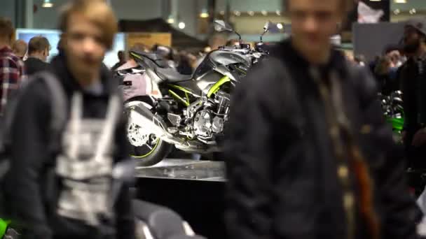 Nejnovější výkonné Kawasaki. Velký veletrh kol. — Stock video