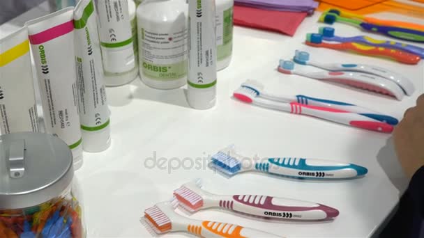 Зразки зубні щітки і зубні пасти на стенді. — стокове відео