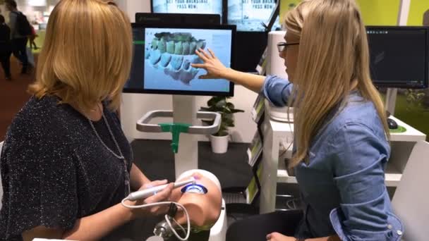Ο οδοντίατρος χρησιμοποιεί ενδοστοματική κάμερα και ομοίωμα ψηφιακή διάγνωση της οδοντικής νόσου. — Αρχείο Βίντεο