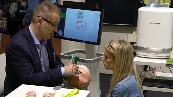 Dentista usa câmera intraoral e dummy para diagnóstico digital de doença dentária . — Vídeo de Stock