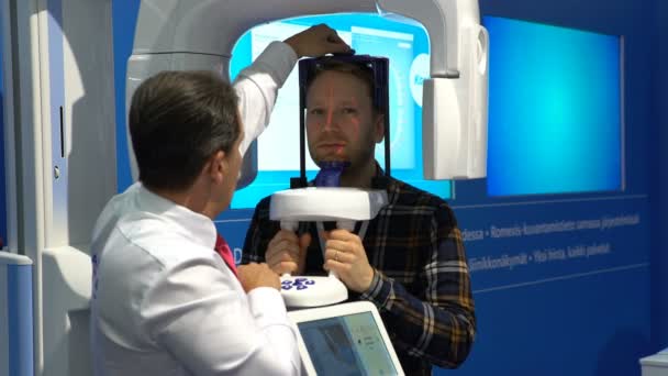 Fachberater demonstriert Geräte für zahnärztliche Röntgenaufnahmen. — Stockvideo