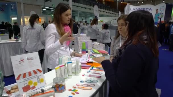 Los vendedores demuestran nuevos productos para el cuidado de los dientes . — Vídeo de stock