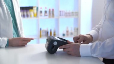 Bir ticaret nfc sistemi ve temassız kart ile ödeme.