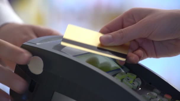 Betalning i en handel med nfc system och kontaktlöst kort. — Stockvideo