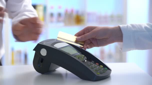 Betalning i en handel med nfc system och kontaktlöst kort. — Stockvideo
