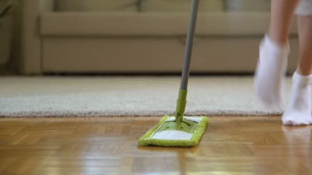 Hospodyňka tančí s mopem v obývacím pokoji. Detail nohy. — Stock video