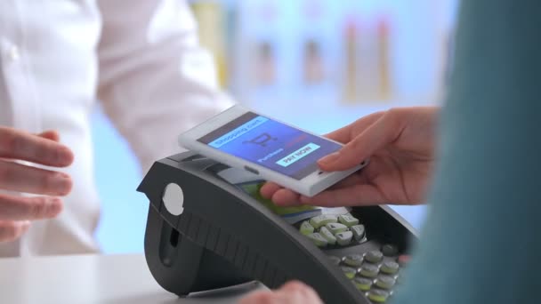 Pagando através do smartphone usando a tecnologia NFC — Vídeo de Stock