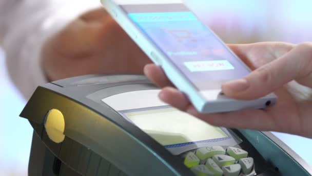 Pagare tramite smartphone utilizzando la tecnologia NFC. Rallentatore . — Video Stock