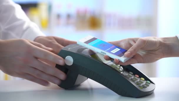 Pagando através do smartphone usando a tecnologia NFC. Movimento lento . — Vídeo de Stock