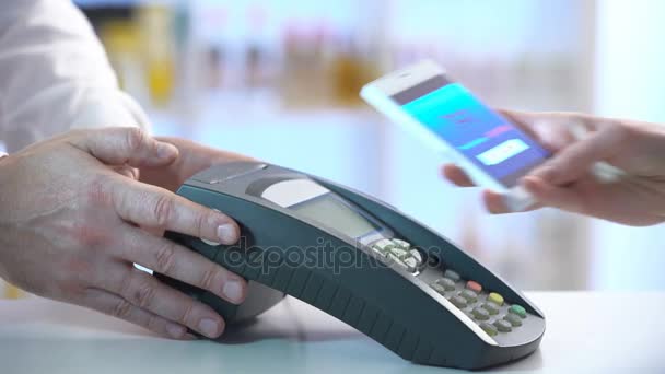 Pagar a través de smartphone usando tecnología NFC — Vídeo de stock
