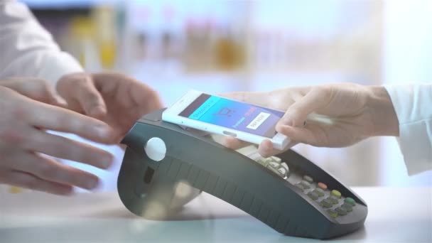 Pagar a través de smartphone usando tecnología NFC — Vídeos de Stock