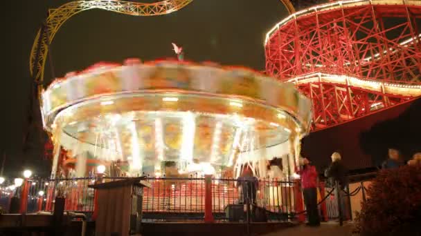 Linnanm ki Parque de Atracciones en luces festivas. Helsinki, Finlandia. Tiempo de caducidad . — Vídeo de stock