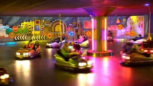 La course la plus folle sur les voitures Bumper au parc d'attractions — Video