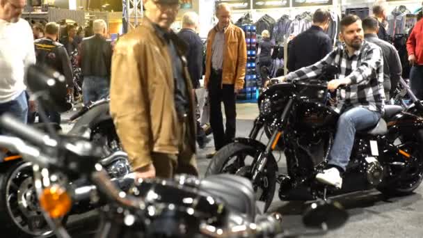 Biker probieren das neueste Harley-Davidson-Bike aus. eine große Fahrradmesse. — Stockvideo