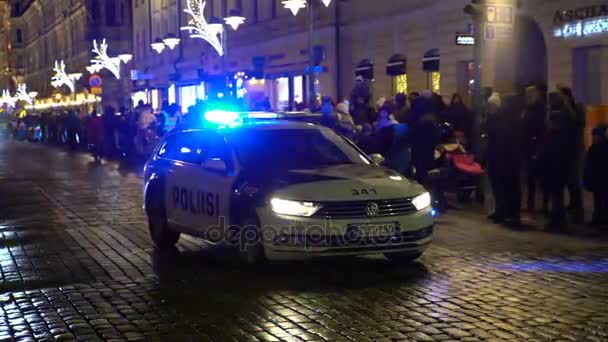 Polisbil med blinkande lampor som rör sig genom natten staden. — Stockvideo