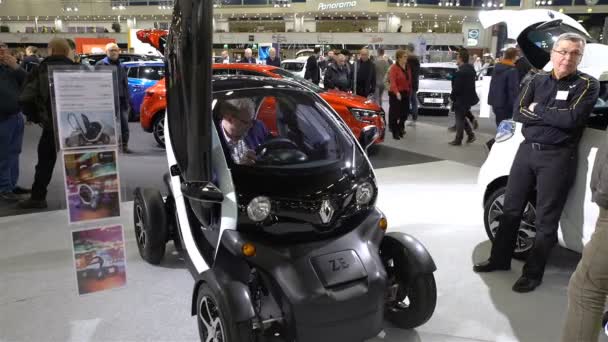 Besucher der Automesse begutachten neues Mini-Elektro-Stadtauto renault ze twizy. — Stockvideo