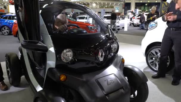 Los visitantes de la exposición auto examinan el nuevo mini coche eléctrico de la ciudad RENAULT ZE TWIZY . — Vídeos de Stock