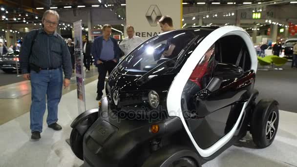 Los visitantes de la exposición auto examinan el nuevo mini coche eléctrico de la ciudad RENAULT ZE TWIZY . — Vídeos de Stock