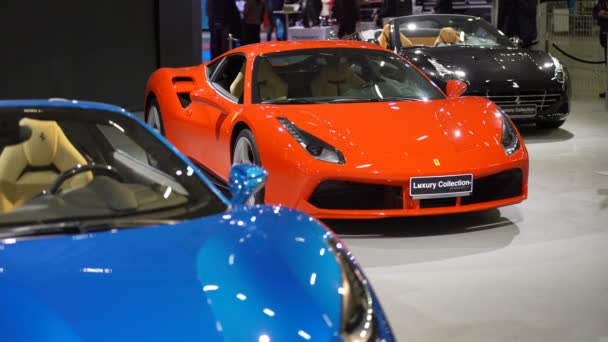 Een collectie van luxe auto's op de motor show. — Stockvideo