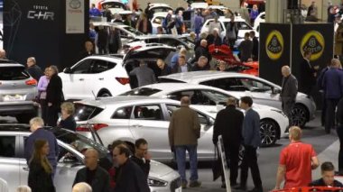 Çok insanlar ve farklı model arabalar. Üstten Görünüm.