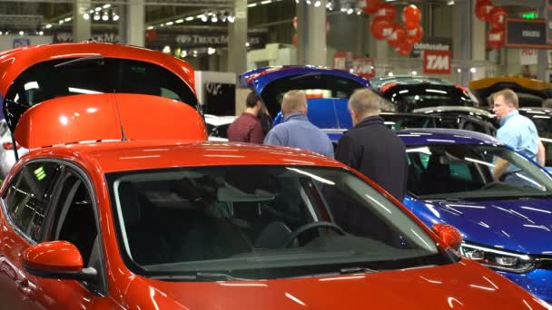 Un sacco di persone e auto di diversi modelli al salone auto . — Video Stock