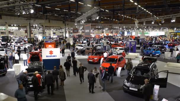 Mucha gente y coches de diferentes modelos.Vista superior . — Vídeos de Stock