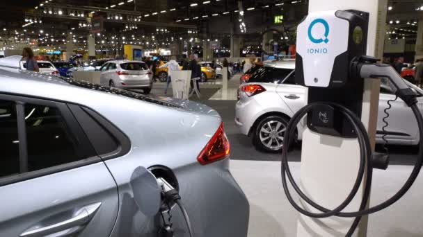 Nieuwe elektrische auto Hyundai Ioniq elektrische betaalt uit het stopcontact. — Stockvideo