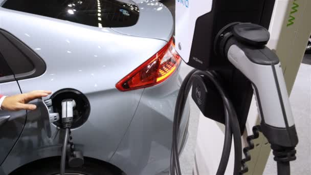 Nowy samochód elektryczny Hyundai Ioniq elektryczny opłata od sieci zasilającej. — Wideo stockowe