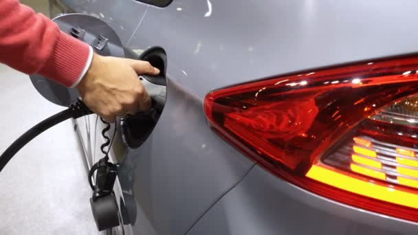 Yeni elektrikli otomobil Hyundai Ioniq elektrik şebeke elektriğiyle suçlanıyor. — Stok video