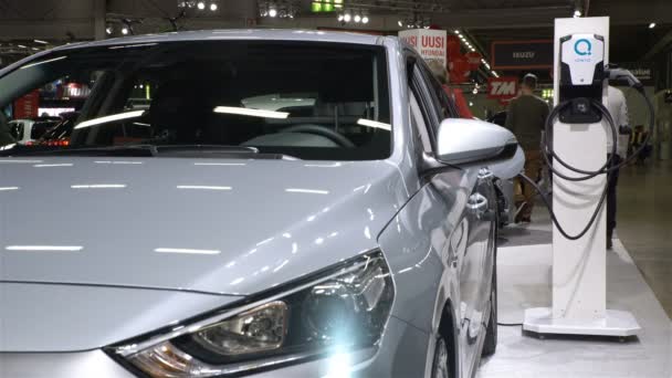 Neues Elektroauto Hyundai ioniq electric wird aus dem Netz geladen. — Stockvideo