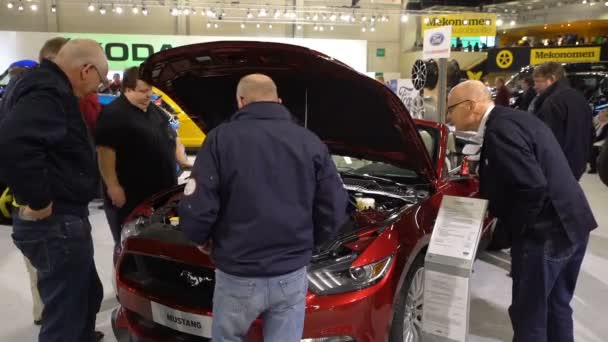 Stand de nuevos modelos Mustang en la feria de automóviles. Los visitantes examinan el motor de los vehículos nuevos — Vídeos de Stock