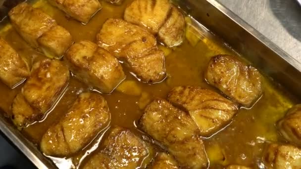Chief lubrica los trozos de salsa de pescado en la cocina del restaurante . — Vídeos de Stock