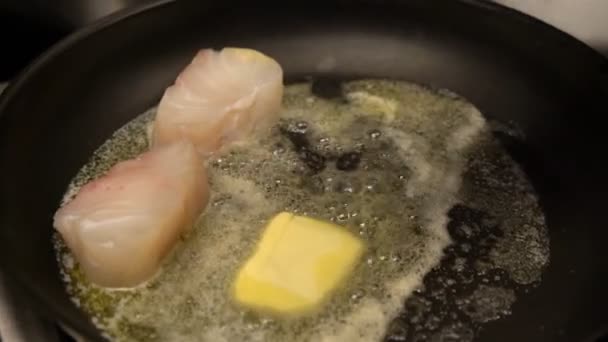 O chef assar os pedaços de peixe em manteiga na cozinha do restaurante . — Vídeo de Stock