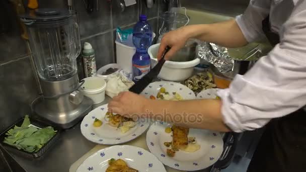 Pequeño restaurante familiar. Dos chefs preparan platos de mariscos . — Vídeo de stock