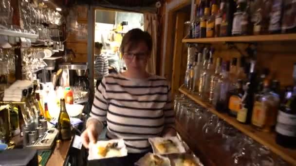 La camarera trae el plato terminado de la cocina en el pasillo . — Vídeos de Stock