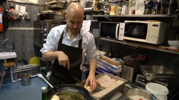 Mall familjerestaurang. Kocken tillaga skaldjur rätter. — Stockvideo