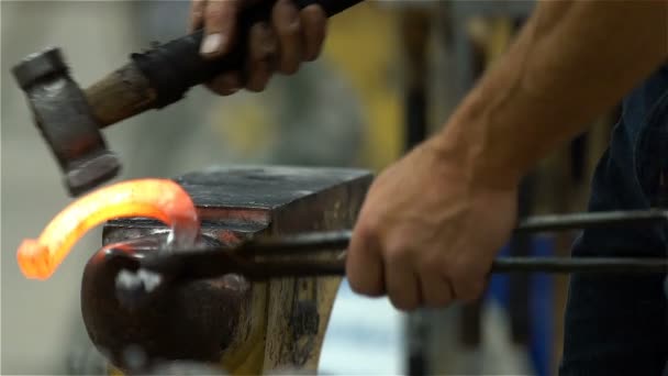 Blacksmith forges a horseshoe. Slow motion — Stock Video