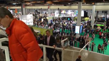 Bir sürü insan tarım fuarında