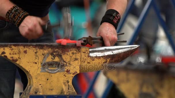 Blacksmith forges a horseshoe. Slow motion — Stock Video