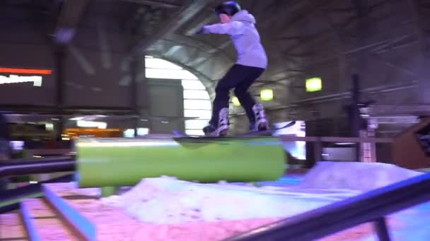 Snowboarder demuestra un salto extremo. Movimiento lento . — Vídeos de Stock
