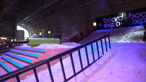 Snowboarder azt bizonyítja, hogy egy extrém ugrás. Lassú mozgás. — Stock videók